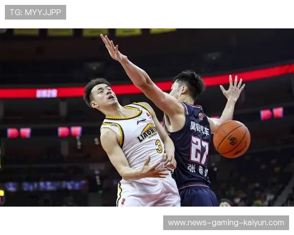 篮球场上的激情对决:当运动员抱裁判抗议被罚出场的背后故事 篮球场上的激情对决:当运动员抱裁判抗议被罚出场的背后故事