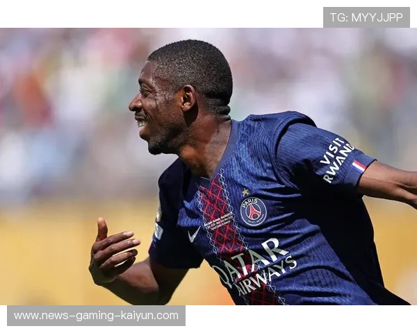 巴黎借助边线连续转移打开局面，登贝莱状态火热