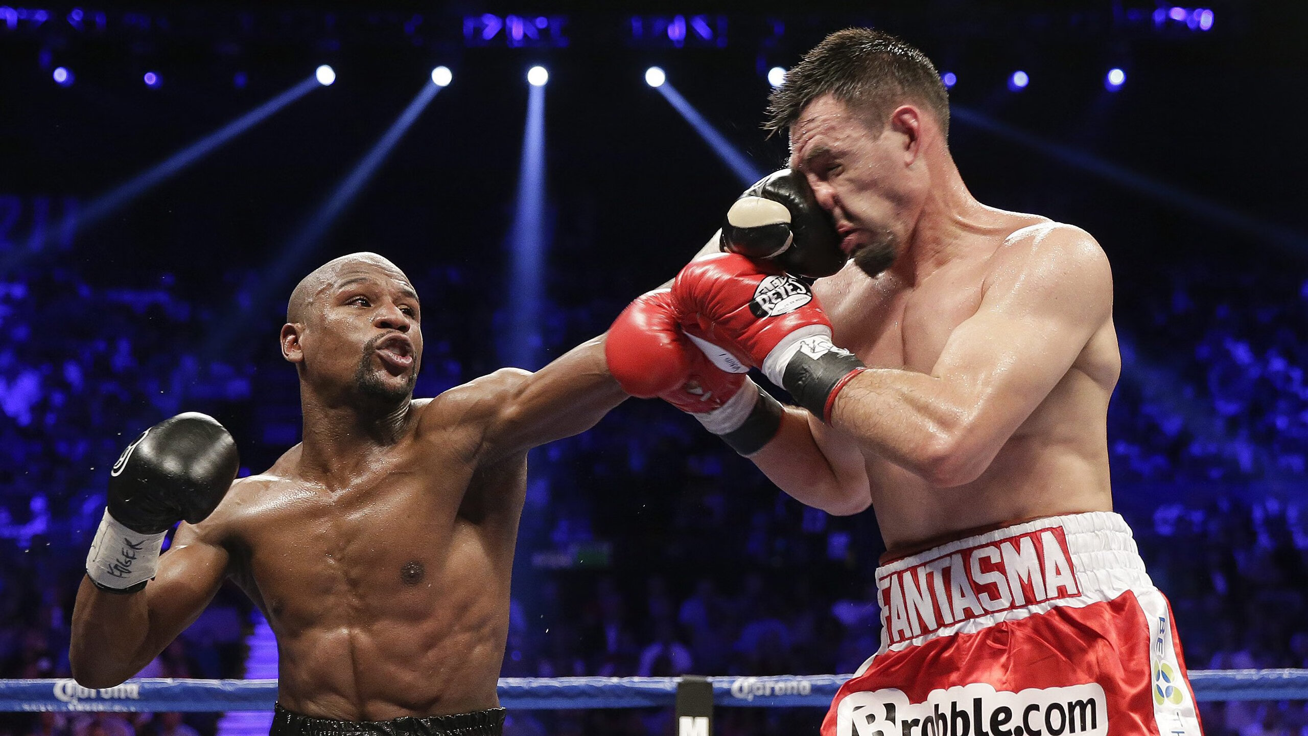 羽毛球选手训练水平不断提高